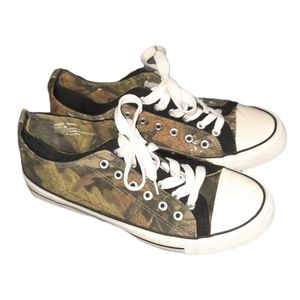 Womens sz 10 Twisted camo lace up shoes